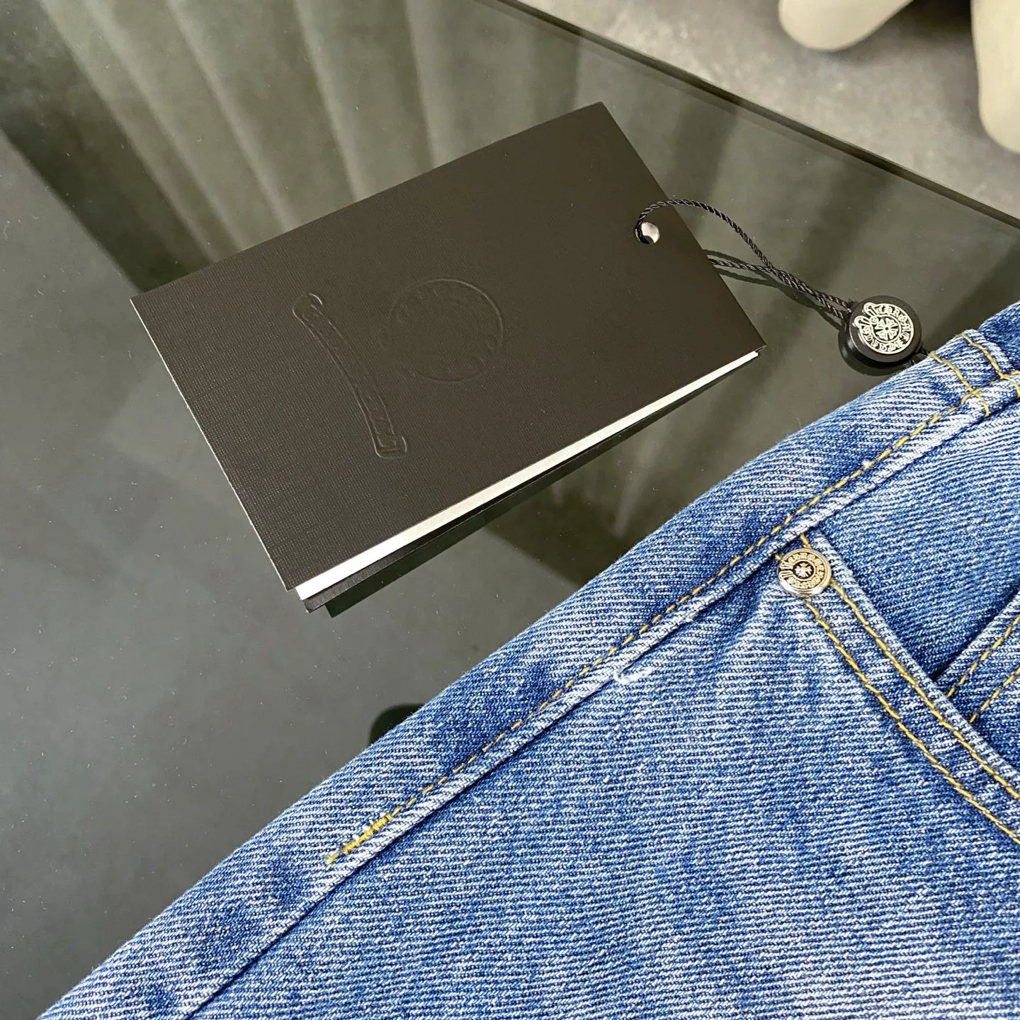 🅿️240 Correct version Chroe Hets CH black pink leather jeans, counter price 4W level, patchwork cross pattern embellishment, women's high-waisted washed jeans! ! Absolutely high-end luxury products, 1.9W level god-level single products, super popular products, built with top heavy industry, a magic weapon that cannot be missed [About Zangyin] This is an extremely luxurious fashion brand that can also be called the aristocrats of the high street. It has always been an exclusive brand for some hipsters or rich second generations. Compared with ordinary high streets, it is more luxurious and noble. Compared with luxury brands, it has a more fashionable personality and has always been a brand that I have a special liking for. A6632 [Top heavy industry fashionable design] Consistently high-street luxury style creation. Speaking of this style, the Zangyin family and GU family are definitely the leading representative brands. Especially the Zangyin family has really achieved a state-of-the-art effect in creating high-street style. The color system of this model is made of unique washed materials. It is already quite eye-catching. It is decorated with pink patchwork cross flowers, which cleverly highlights the charm of the brand. Secondly, this model uses classic The classic high-waist cutting design highlights the long legs and the fashionable temperament of the upper body. The brand is highly recognizable and the slim fit configuration is more suitable for daily wear. This product is a product that interprets personality, fashion, and specifications at a glance. This single product is enough to make any fan excited. It can be a white T-shirt for youthful preppy style, or a tight sling for royal lady style. It has strong matching ability and can be easily controlled by men.  [Material and craftsmanship] Needless to say, this point goes without saying. As an excellent craftsman brand, Zangyin has really perfect requirements for details and craftsmanship. The washed color of this model has gone through so many processes, not to mention the embellishment of the denim appliqués. It is also purely handmade and sewn. Just like what they believe in, only handmade things have soul and have the meaning of wear. A top-notch heavy-duty fashionable denim item, I look forward to your perfect interpretation! ! 28-34 corresponds to S-XL